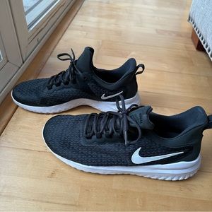 Mens Black and White Nike Shoe